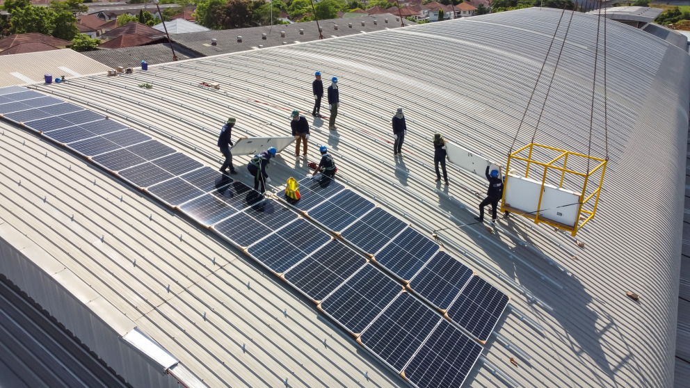 Installation of solar modules: Citizen participation is important for a successful energy transition.