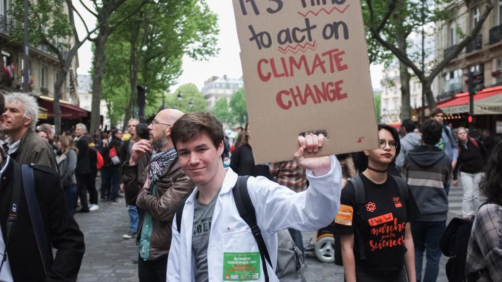 Democratic participation benefits efforts to protect the climate. In response to growing hostility towards science, people in Paris and other cities took to the streets in the March for Science to demonstrate for academic freedom on 22 April 2017. © Augustin Le Gall/HAYTHAM-REA/laif 