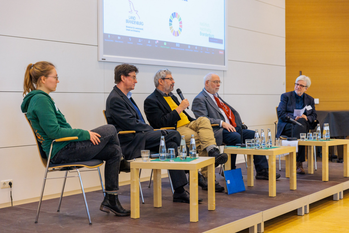 Panel discussion (f.l.t.r.): Jana Schelte (Youth Forum Sustainability Brandenburg - JUFONA), Rüdiger Kuhn (CEMEX Deutschland AG & Brandenburg Sustainability Advisory Board), Minister Axel Vogel (MLUK Brandenburg), Manfred Stock (Potsdam Institute for Climate Impact Research - PIK) and moderator Ortwin Renn (IASS Potsdam). 