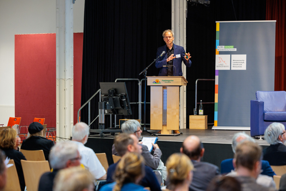 Bernd Hirschl vom Institut für ökologische Wirtschaftsforschung sprach über strategische Herausforderungen auf dem Weg zur Klimaneutralität.