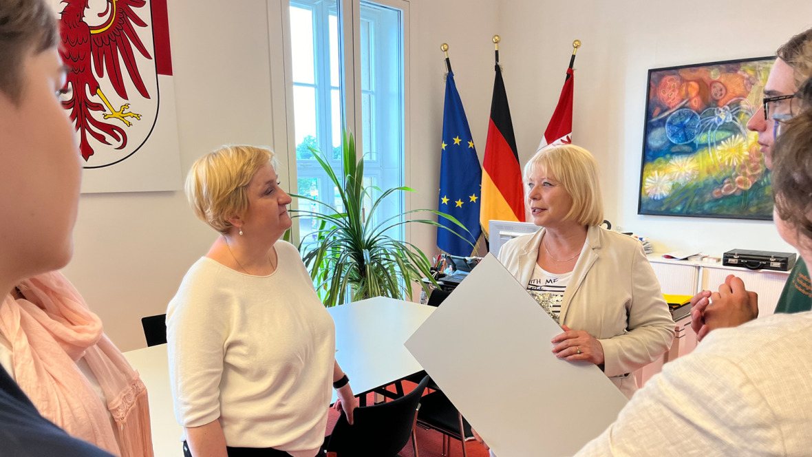 President of Brandenburg State Parliament Ulrike Liedtke (right) in conversation with Ira Matuschke (RIFS Potsdam).