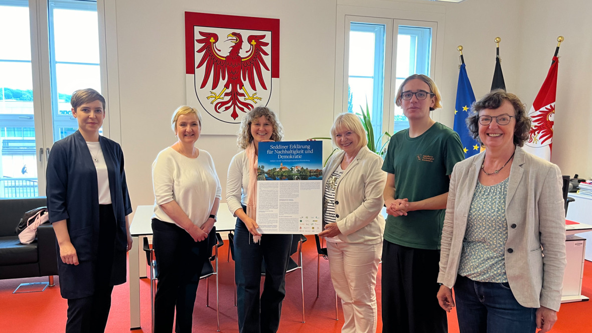 Representatives of Brandenburg Sustainability Platform present the Seddin Declaration to legislators at the state parliament. From left: Katja Melzer (Brandenburgische Gesellschaft für Kultur und Geschichte), Ira Matuschke (RIFS Potsdam), Lena Eyerich (Brandenburg Youth Forum for Sustainability, JuFoNa), President of the State Parliament Ulrike Liedtke, Vinzenz Doer (JuFoNa), Marion Piek (Brandenburg21).