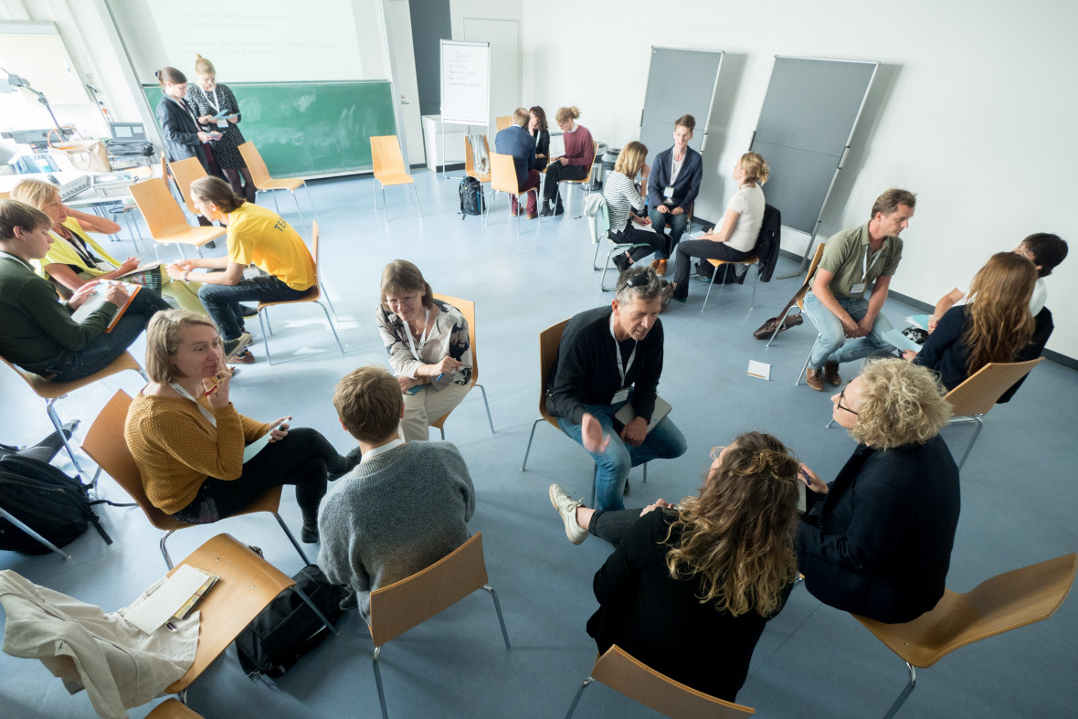 IASS researchers Anne-Katrin Holfelder and Carolin Fraude led the workshop “Zukunft bewusst (neu) denken” (Exploring the future from a new perspective).