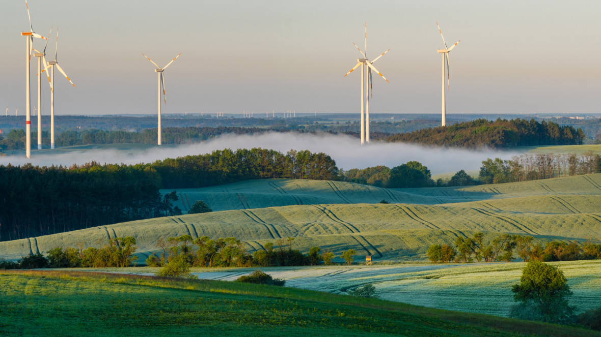 Landschaft mit Windrädern in Brandenburg